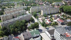 3 pokojowe mieszkanie o pow. 59m2 na os. Andersa w Busku-Zdroju. Mieszkanie znajduje się na 2 piętrze, w środkowej klatce. Posiada balkon od strony południowej, piwnicę. Mieszkanie ciepłe.